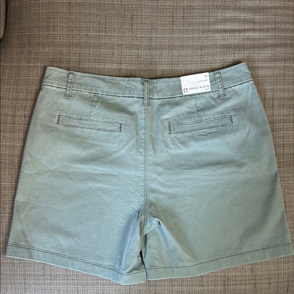 NEW Anne Klein Green Chino Shorts Casual Style Sz 16 - Picture 2 of 2